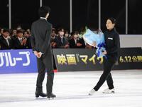 サプライズで新入社員代表の島田高志郎（左）に花束を渡す浅田真央さん（撮影・西岡正）