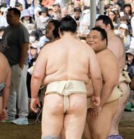 ちょんまげ姿を初めて披露し、他の力士に声をかけられる藤凌駕