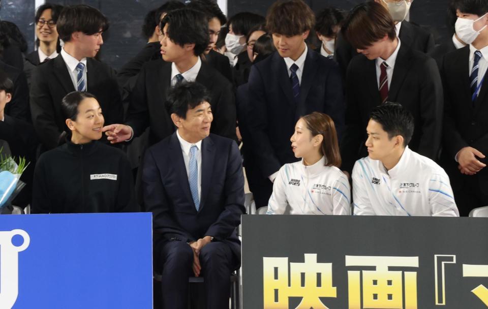 記念写真の後、浅田真央さん（左）と話す三浦璃来・木原龍一組（撮影・西岡正）