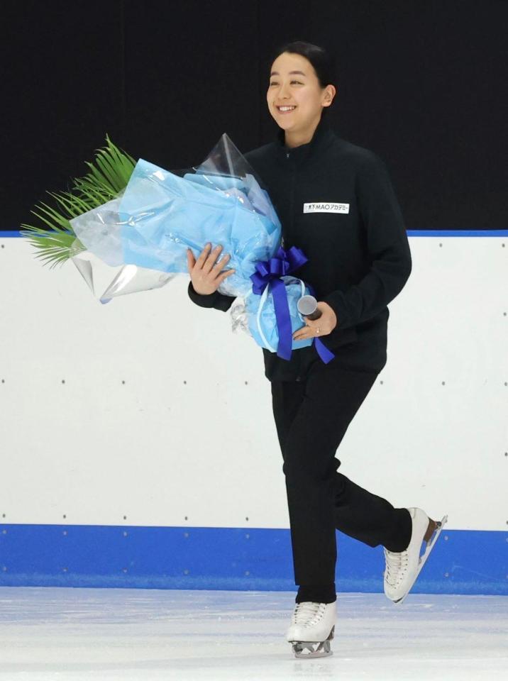 入社式にサプライズ登場する浅田真央さん（撮影・西岡正）