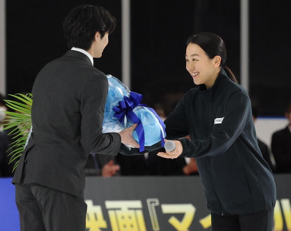 新入社員代表の島田高志郎（左）に花束を渡す浅田真央さん（撮影・西岡正）