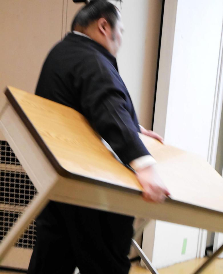 まげ姿で机を運ぶ千代丸