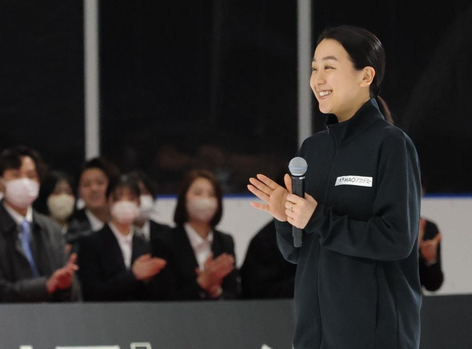 新入社員を祝福する浅田真央さん（撮影・西岡正）