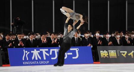 入社式で演技を披露する三浦璃来・木原龍一組（撮影・西岡正）