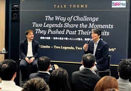 　トークイベントで対談する松井秀喜さん（右）と岡崎慎司さん＝１３日、ニューヨーク（共同）