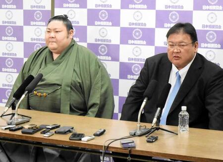 周囲への感謝を語る剣翔と追手風親方