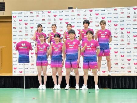 世界選手権ロンドン大会に出場する日本代表の（後列左から）面手、長崎、橋本、戸上、宇田、（前列左から）早田、張本美、張本智、松島