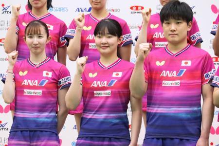 　ポーズをとる卓球の世界選手権団体戦日本代表の（左から）早田ひな、張本美和、張本智和＝１４日、東京都内