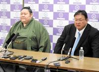 周囲への感謝を語る剣翔と追手風親方