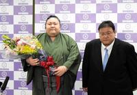 引退会見を終えた剣翔と追手風親方