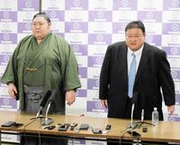 引退会見に臨む剣翔と追手風親方