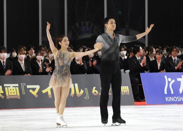 新入社員の前で演技を披露した三浦璃来・木原龍一組（撮影・西岡正）