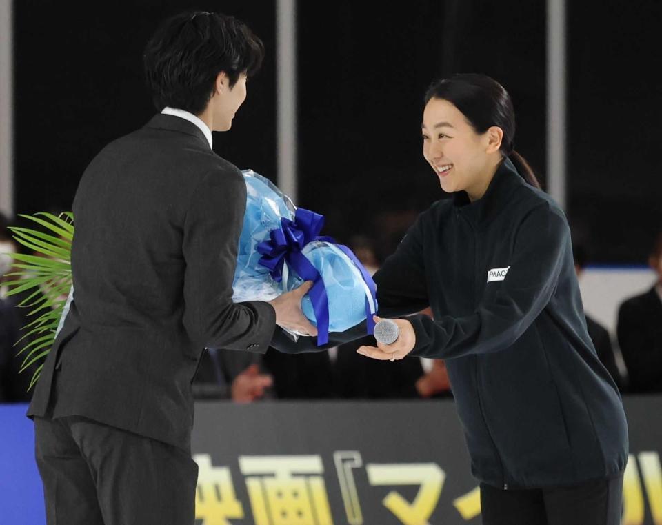 新入社員代表の島田高志郎（左）に花束を渡す浅田真央さん