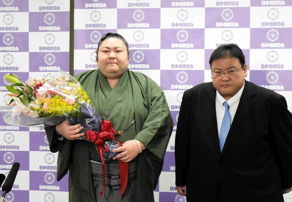 引退会見を終えた剣翔と追手風親方