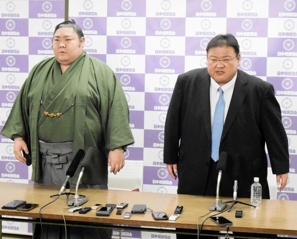 引退会見に臨む剣翔と追手風親方