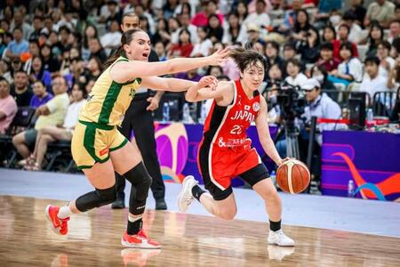 　バスケットボール女子アジア・カップ決勝のオーストラリア戦で攻め込む田中（右）＝２０２５年７月（©ＦＩＢＡ・共同）