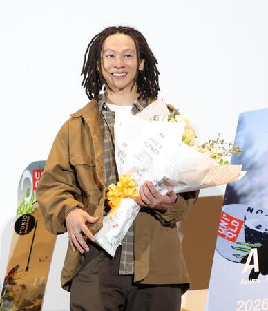 花束を手に笑顔を見せる平野歩夢＝東京・丸の内ピカデリー（撮影・西岡正）