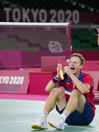 　東京五輪男子シングルスで金メダルを獲得し号泣するデンマークのアクセルセン＝２０２１年８月、武蔵野の森総合スポーツプラザ
