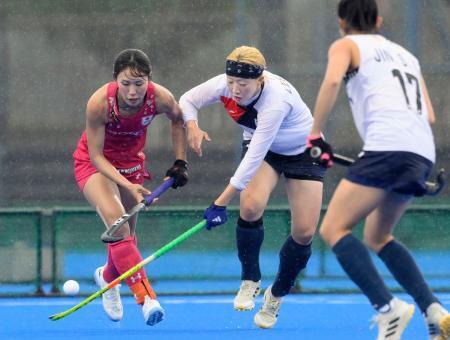 　女子　日本-韓国　第３クオーター、競り合う島田（左）＝川崎重工ホッケースタジアム
