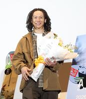 花束を手に笑顔を見せる平野歩夢＝東京・丸の内ピカデリー（撮影・西岡正）