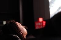 自身のドキュメンタリー映像に見入る平野歩夢＝東京・丸の内ピカデリー（撮影・西岡正）