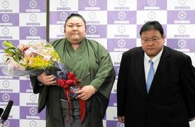 　引退会見を終えた剣翔（左）と追手風親方