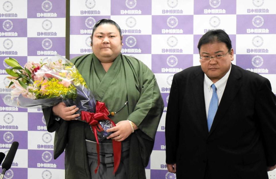 　引退会見を終えた剣翔（左）と追手風親方