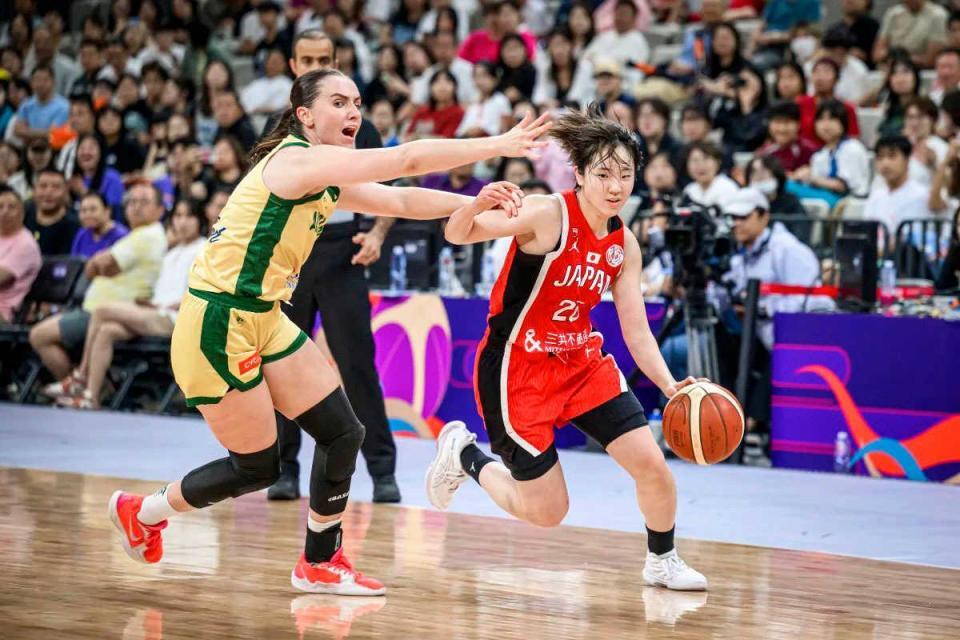 　バスケットボール女子アジア・カップ決勝のオーストラリア戦で攻め込む田中（右）＝２０２５年７月（©ＦＩＢＡ・共同）