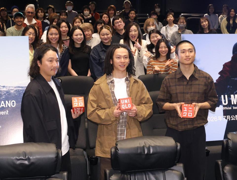 笑顔を浮かべる（左から）平野英樹さん、平野歩夢、平野海祝＝東京・丸の内ピカデリー（撮影・西岡正）