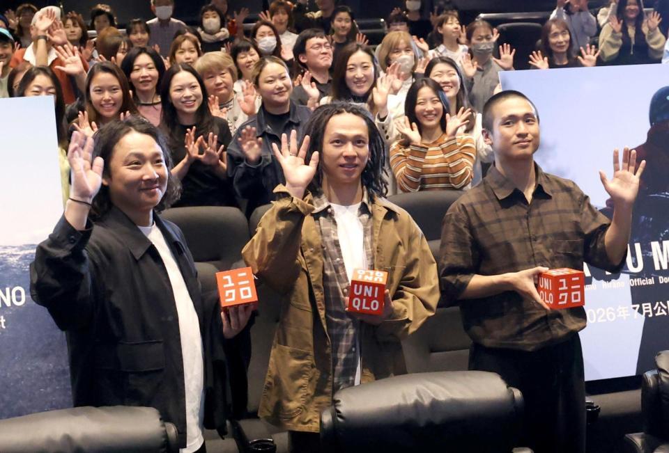 笑顔で手を振る（左から）平野英樹さん、平野歩夢、平野海祝＝東京・丸の内ピカデリー（撮影・西岡正）