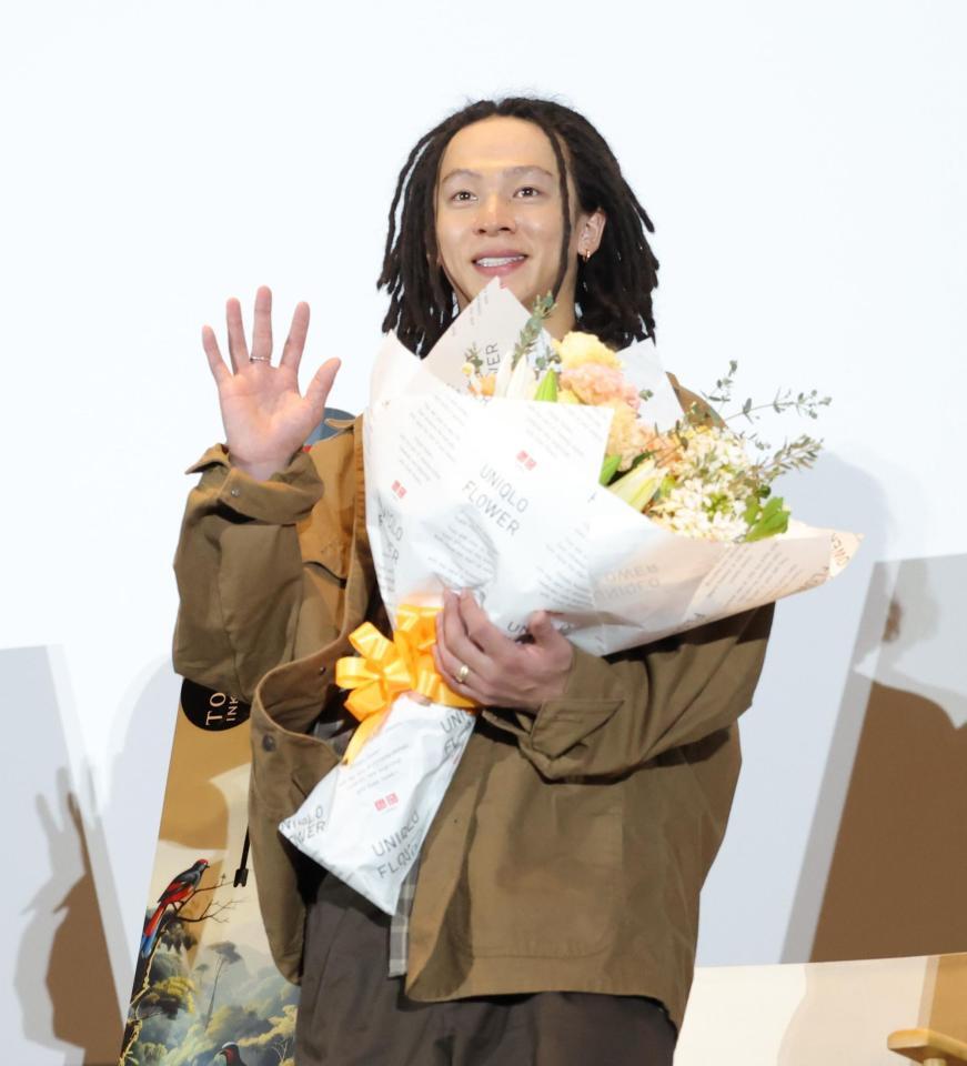 花束を手に手を振る平野歩夢＝東京・丸の内ピカデリー（撮影・西岡正）