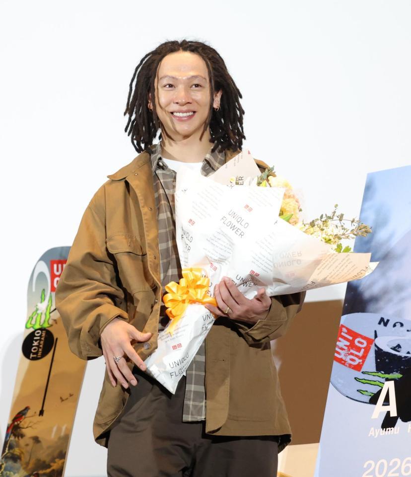 花束を手に笑顔を見せる平野歩夢＝東京・丸の内ピカデリー（撮影・西岡正）