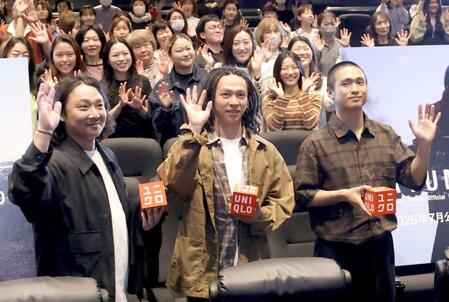 　笑顔で手を振る（左から）兄・英樹さん、平野歩夢、弟・海祝（撮影・西岡正）