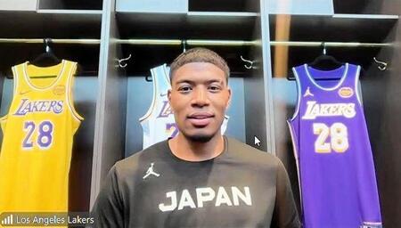 オンラインで取材に応じる八村