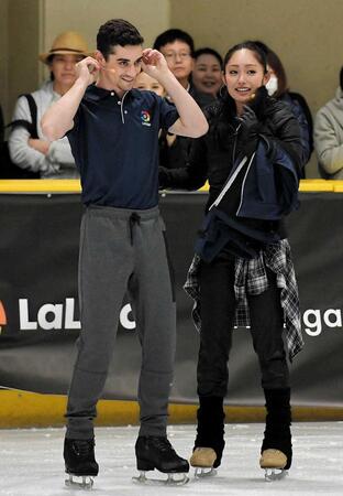 ２０１７年６月、子供向けのスケート教室を開催したハビエル・フェルナンデス（左）と安藤美姫