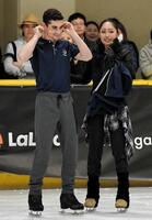 ２０１７年６月、子供向けのスケート教室を開催したハビエル・フェルナンデス（左）と安藤美姫