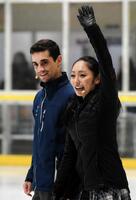 ２０１７年６月、子供向けのスケート教室を開催したハビエル・フェルナンデス（左）と安藤美姫