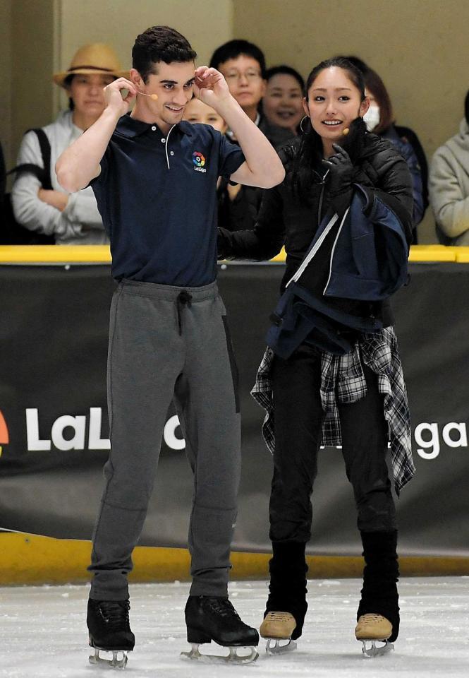 ２０１７年６月、子供向けのスケート教室を開催したハビエル・フェルナンデス（左）と安藤美姫