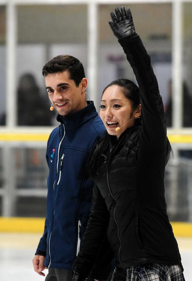 ２０１７年６月、子供向けのスケート教室を開催したハビエル・フェルナンデス（左）と安藤美姫