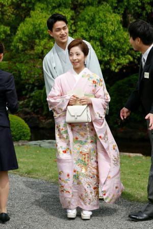 　春の園遊会に臨む、ミラノ・コルティナ冬季五輪フィギュアスケートペアの三浦璃来（手前）と木原龍一＝１７日午後、東京・元赤坂