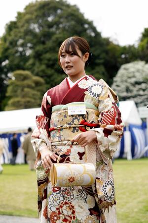 春の園遊会に招かれ、取材に応じる、五輪スノーボードで金メダルの村瀬心椛