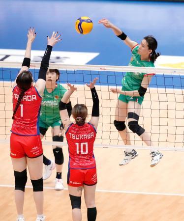 　ＮＥＣ川崎-大阪Ｍ　第２セット、スパイクを放つ大阪Ｍ・林（右端）＝東急ドレッセとどろきアリーナ