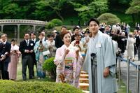 春の園遊会に臨む、ミラノ・コルティナ冬季五輪フィギュアスケートペアの三浦璃来（手前左）と木原龍一（同右）＝17日午後、東京・元赤坂