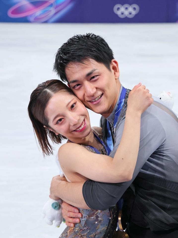 金メダルを獲得し、抱き合って喜ぶ三浦璃来（左）と木原龍一組