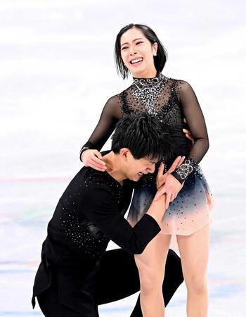 　ペアフリーを終えて歓喜の表情を見せる三浦璃来、木原龍一組＝首都体育館（撮影・堀内翔）