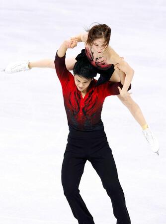 　ペア・ＳＰ　リフトでバランスを崩す三浦璃来（上）、木原龍一組＝ミラノ（共同）