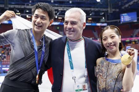 　ミラノ・コルティナ冬季五輪のフィギュアスケートペアで金メダルを獲得し、ブルーノ・マルコット・コーチ（中央）と記念撮影する三浦璃来（右）、木原龍一組＝２月、ミラノ（共同）