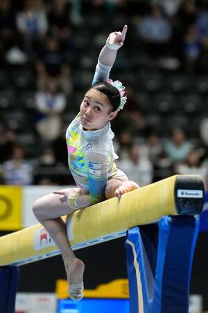 女子個人総合で初優勝した西山実沙の平均台