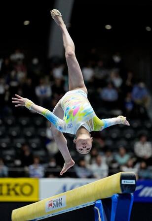 女子個人総合で初優勝した西山実沙の平均台
