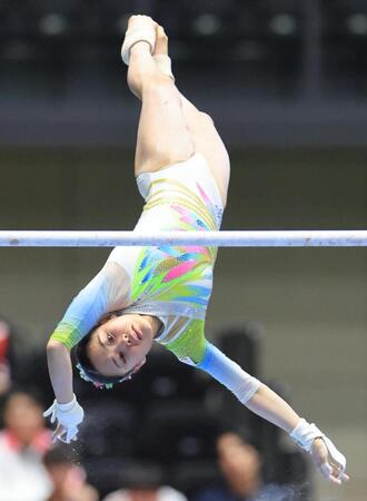 女子個人総合決勝　西山実沙の段違い平行棒